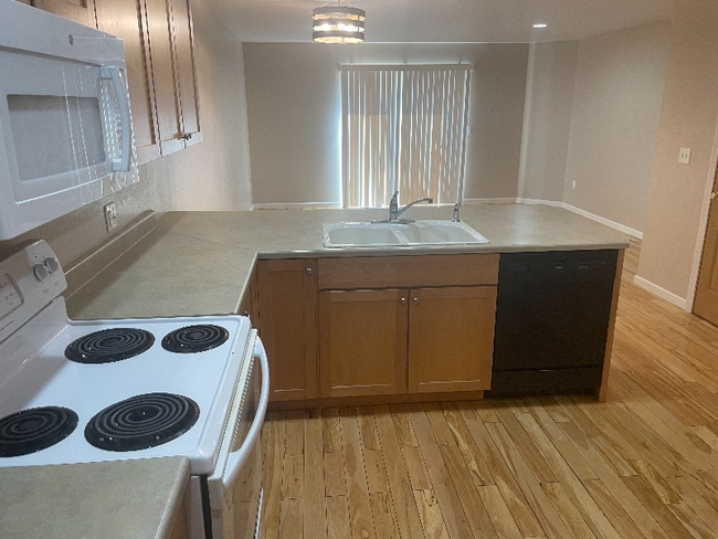 Photo - 4220 Central