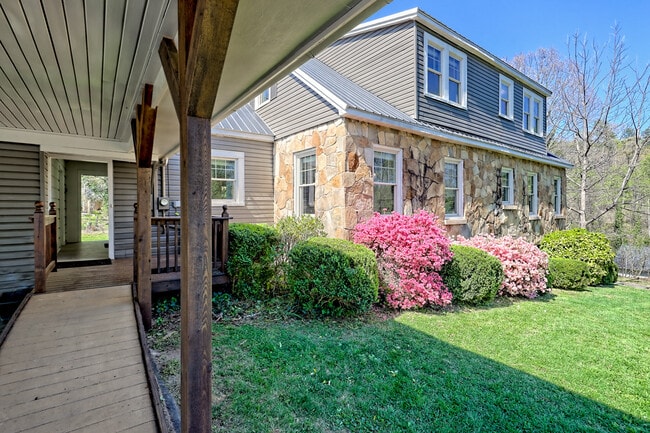 Photo - 174 Paris St