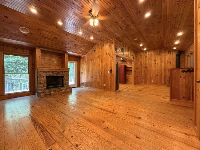 303 Pine Ln