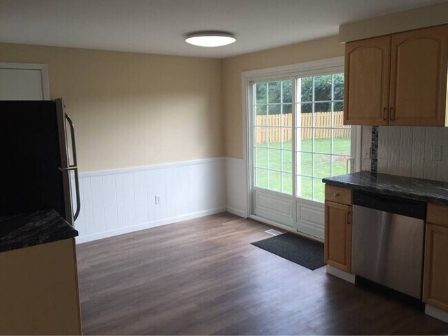 Photo - 3 bedroom 1.5 bath townhouse - Ask about our security deposit alternative!!