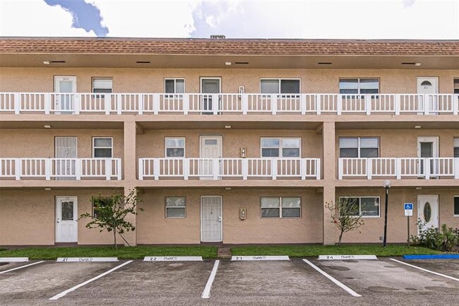 Building Photo - 608 SW Natura Blvd Unit 305