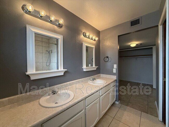 Photo - 2535 E Maryland Dr