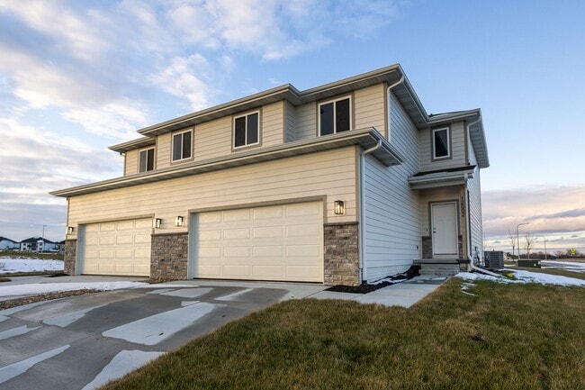 Building Photo - Tastefully Done New Built Duplex!