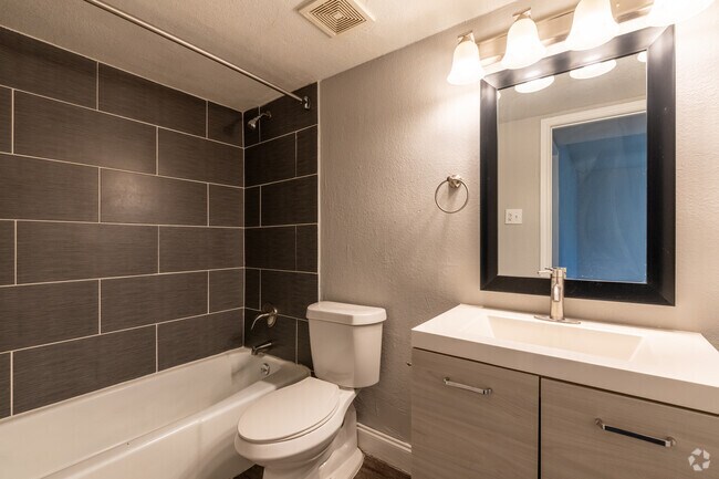 1BR, 1BA - 558SF - Bathroom