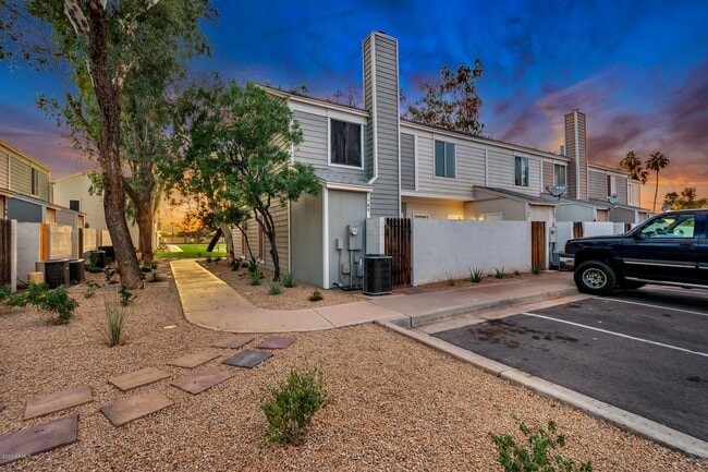 Photo - 1600 N Saba St