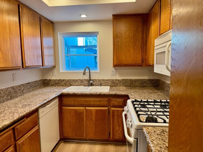Building Photo - Nicely upgraded Townhome is East Simi