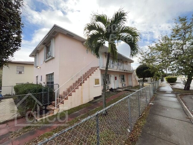 Building Photo - 820 N Sapodilla Ave Unit 3