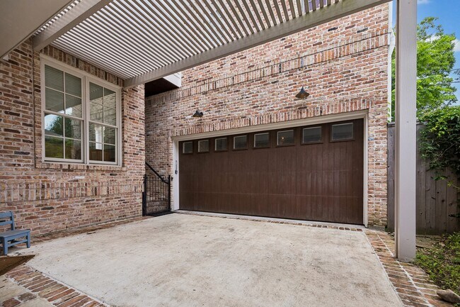 Building Photo - 1819 Banks St