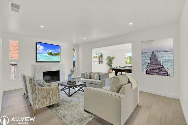 Fully Renovated 4-Bedroom Home with Firepl... - Fully Renovated 4-Bedroom Home with Firepl...