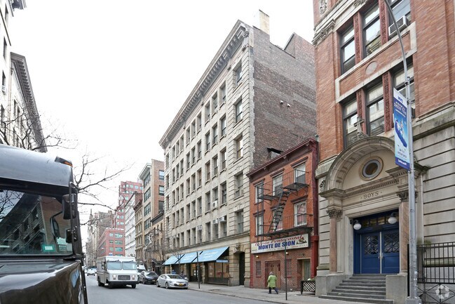 Photo - 114 W 17th St