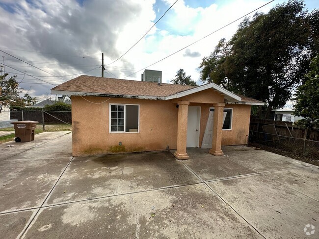 Building Photo - Cozy 2 Bed Home