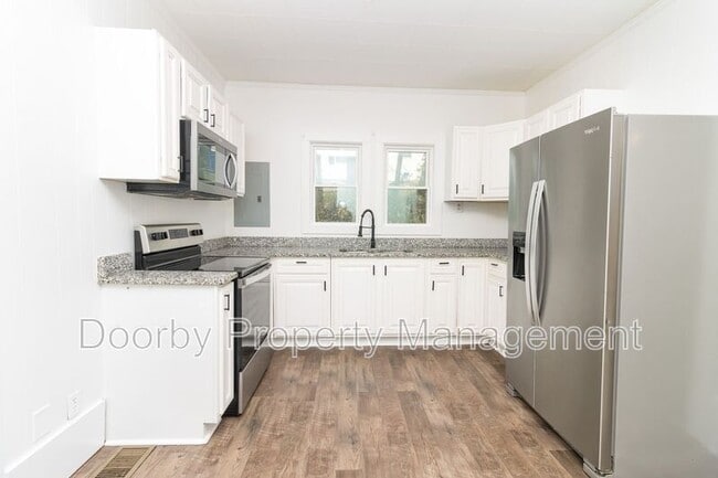 Photo - 1123 Lang St SE