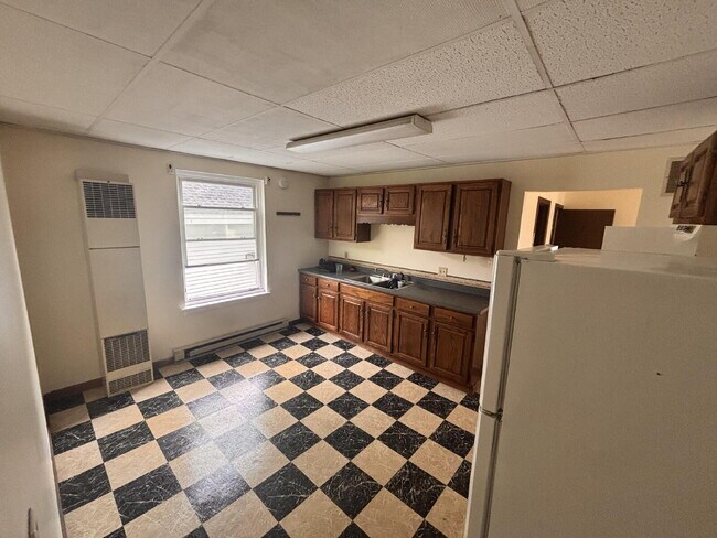 Photo - No more commute! Large 2 unit with parking - walk to downtown and BIW. Unidad 2
