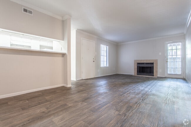 1 BR, 1 BA - 827 SF