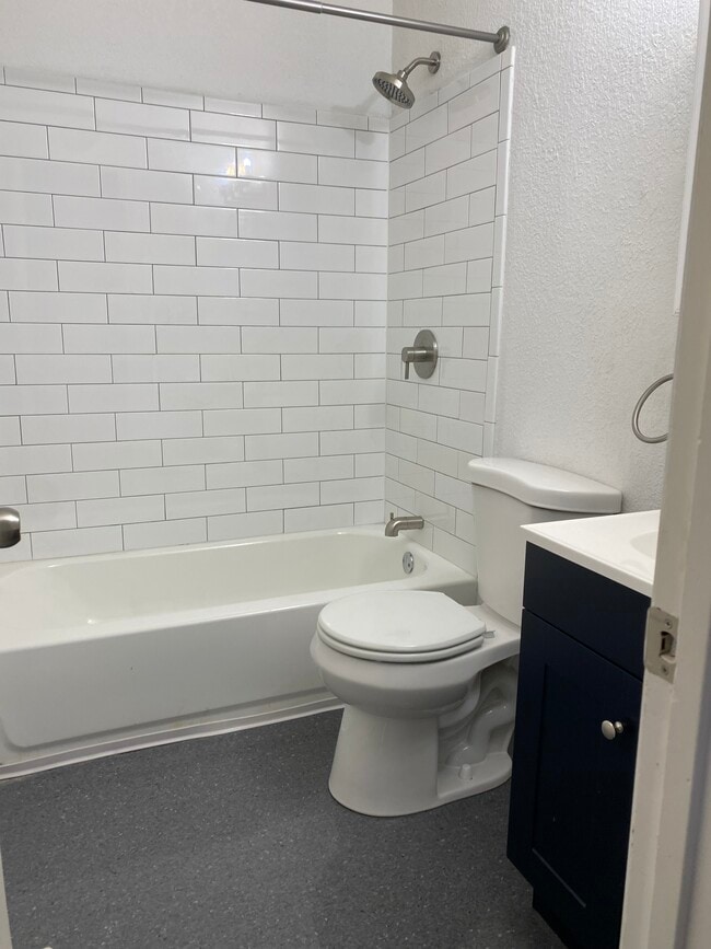 Baño completo - 2502 N 57th St