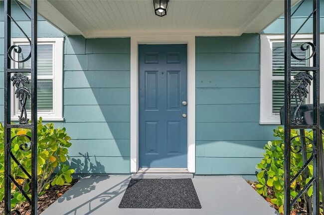 Photo - 920 40th St N