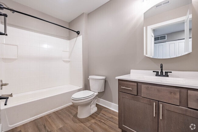 1 habitación, 1 baño - 850 pies cuadrados - Baño principal - The Crest at Williams Creek