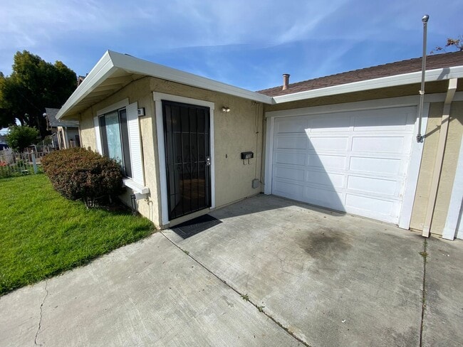 Building Photo - 705-709 E St Unit 709