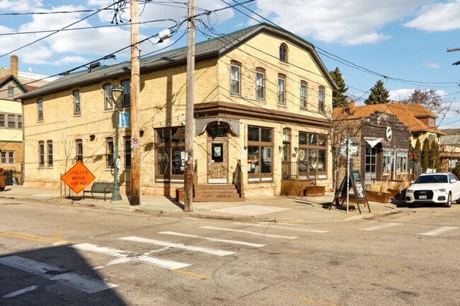 Photo - ? Steps from Brady St! Bright 2BR with FREE Laundry & Pet-Friendly Living Unidad #4 Upper Rear