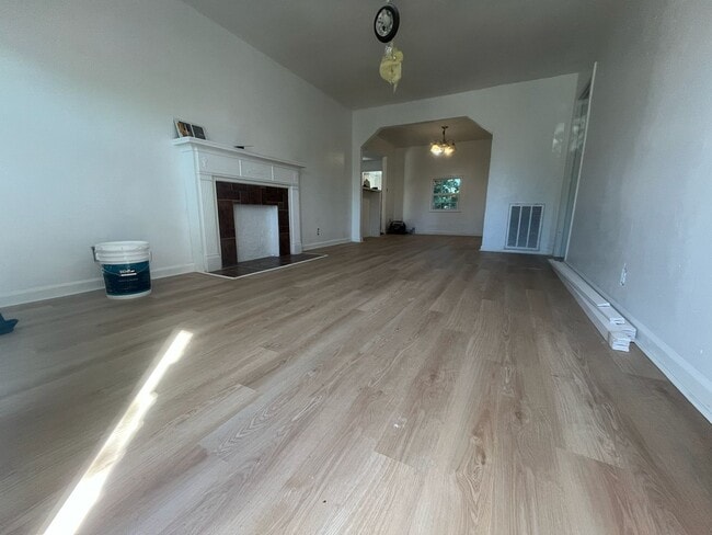 Building Photo - 725 E Eubanks St