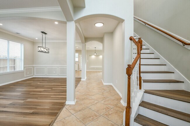 Photo - 815 Robins Way