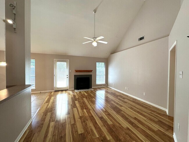 Photo - Charming Garden-Style 3 Bedrooms 2 Bathroom Single Family Home for Rent in South Austin, Cul-de-S...