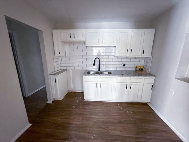 Photo - 823 Bassett Ave