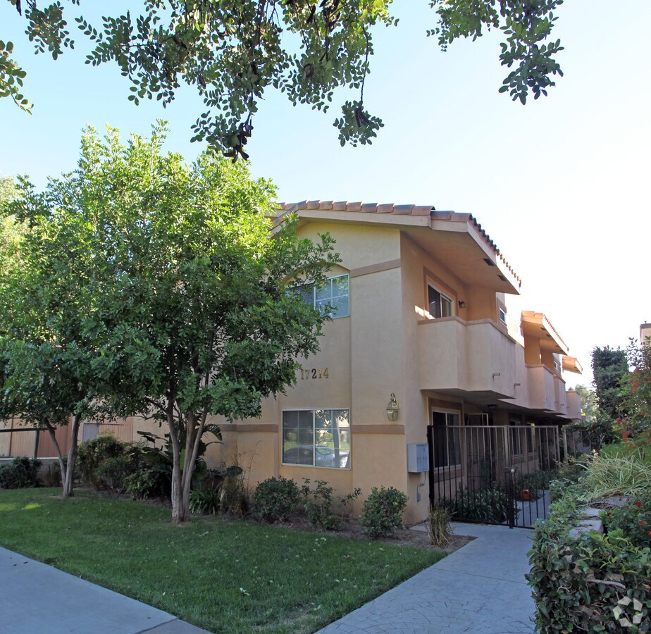 Photo - 17214 Chatsworth St