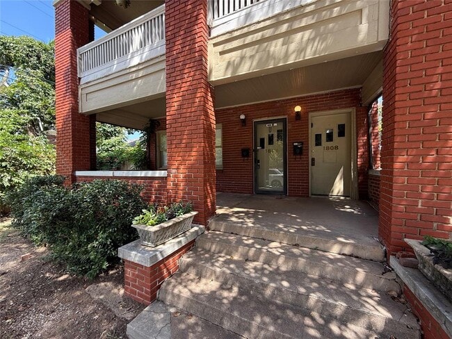 Building Photo - 1806 N Robinson Ave Rental