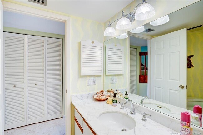 Photo - 233 NE Edgewater Dr Unit 204