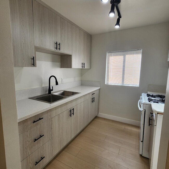 Brand New White Oak Kitchen - 10901 Laurel Canyon Blvd Condominio Unidad 104