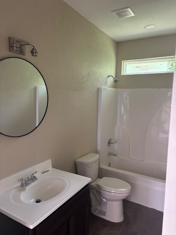 Photo - 660 Wingate St