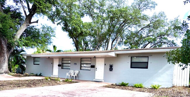 Building Photo - 6144 SW 30th St Unit W Rental