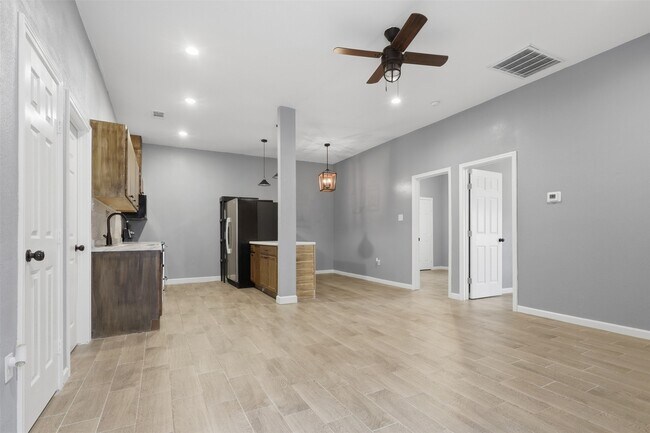 Photo - 324 Johnson St