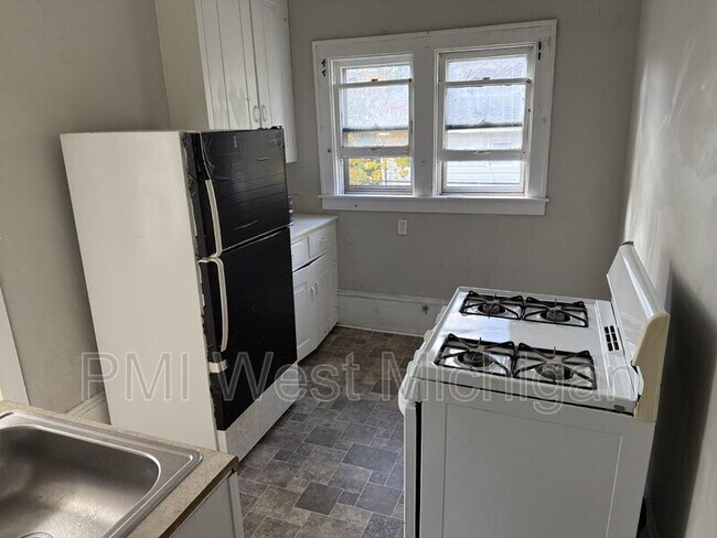 448 Thomas St SE