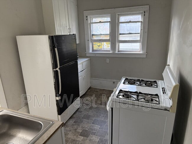 Photo - 448 Thomas St SE