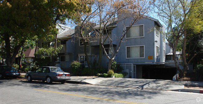 Oakland Gardens Apartments - 400-420 N. Oakland Ave