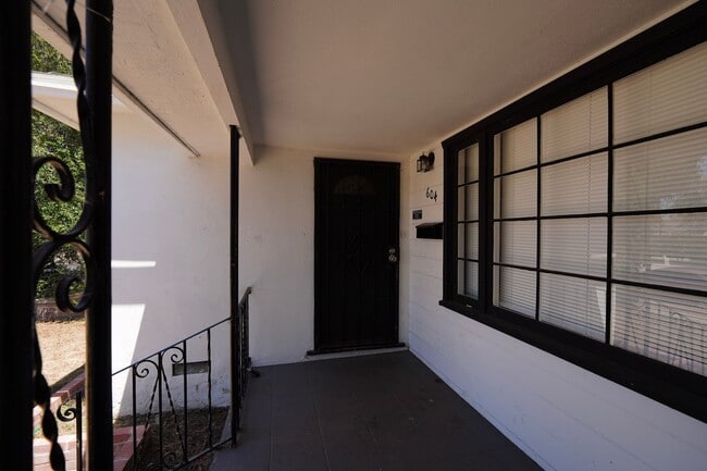 Photo - 604 W 10th St Unit 1