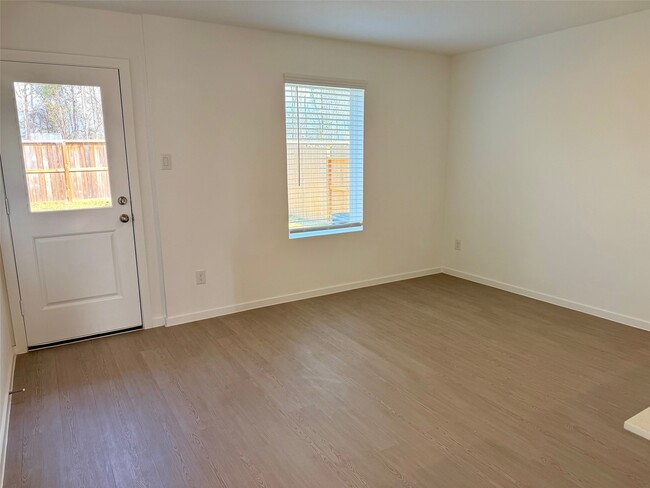 Photo - 921 Pertuso Ln