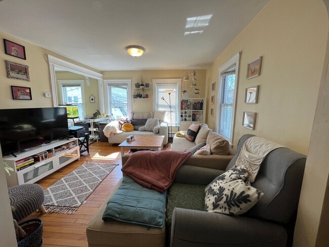 Building Photo - Awesome 3 bed in Somerville.... don't miss out!!