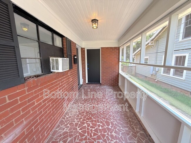Photo - 1945 Woodcrest Ave