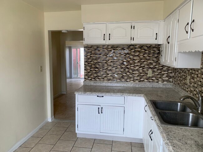 Kitchen w/ entrance of dining room - 5357 Grand Lake Cres Casa Adosada