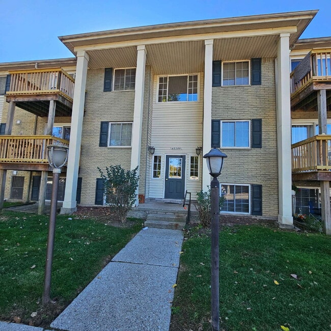 Building Photo - Nice 2 Bedroom, 1.5 Bath Condo Near Hall R...