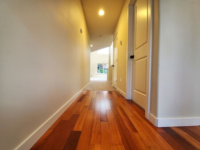 Photo - Spacious 3 Bed, 3 Bath Home in Lynnwood with Fenced Yard and Deck