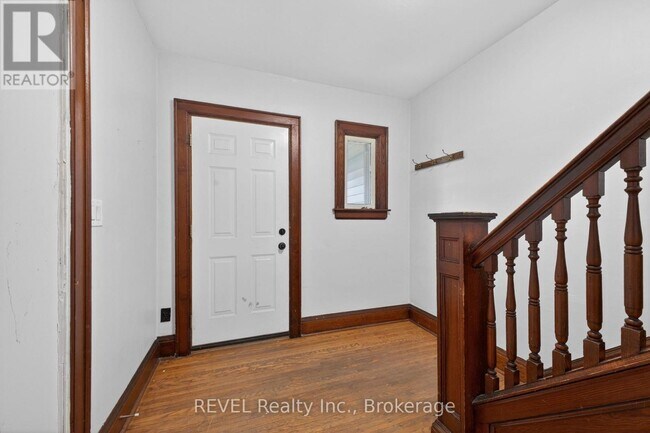 Photo - 228 Dufferin St Unit 2-upper