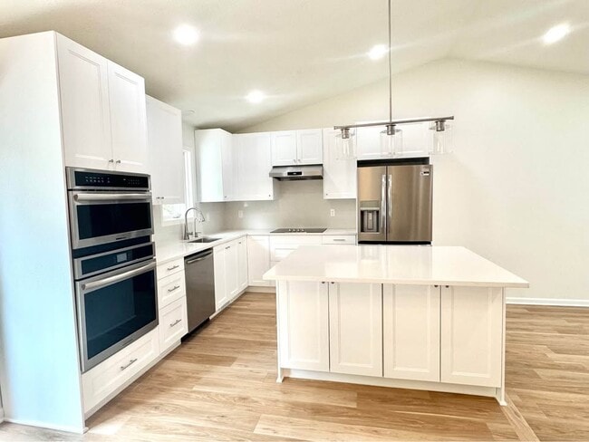 Photo - 1084 Hummingbird Ln