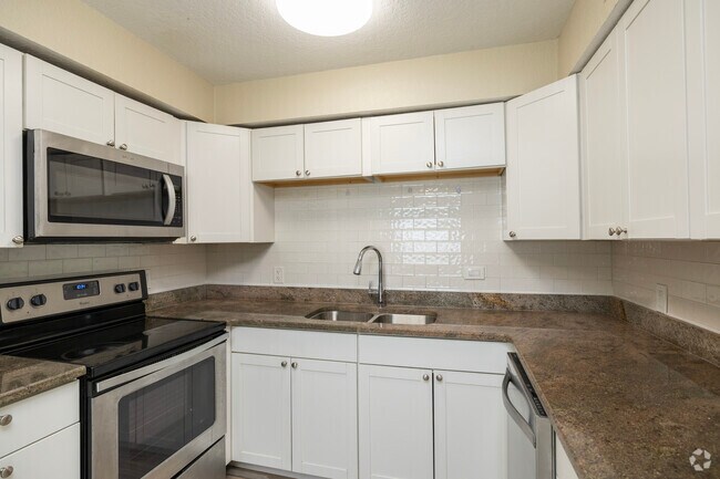 2BR, 1BA - 900SF - Kitchen - Port Tampa Flats