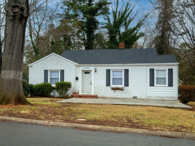 Building Photo - "Charming 3-Bedroom Home with Gleaming Hardwood Floors & 2 Full Baths in Prime Charlotte Location!"