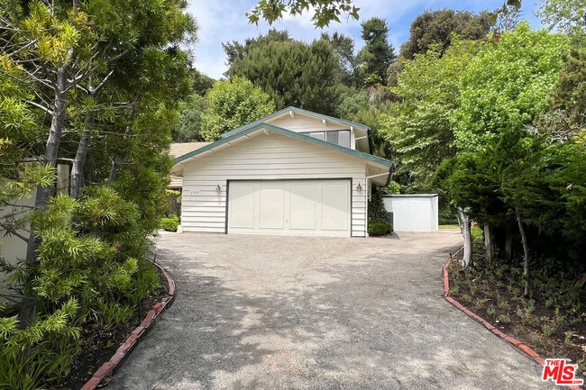 Photo - 2325 Banyan Dr House