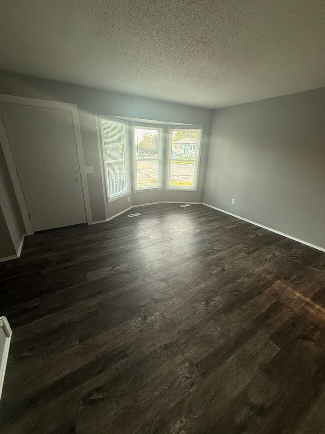 Building Photo - 5437/5439 N Linwood Ave Unit 5439 N Linwood Ave